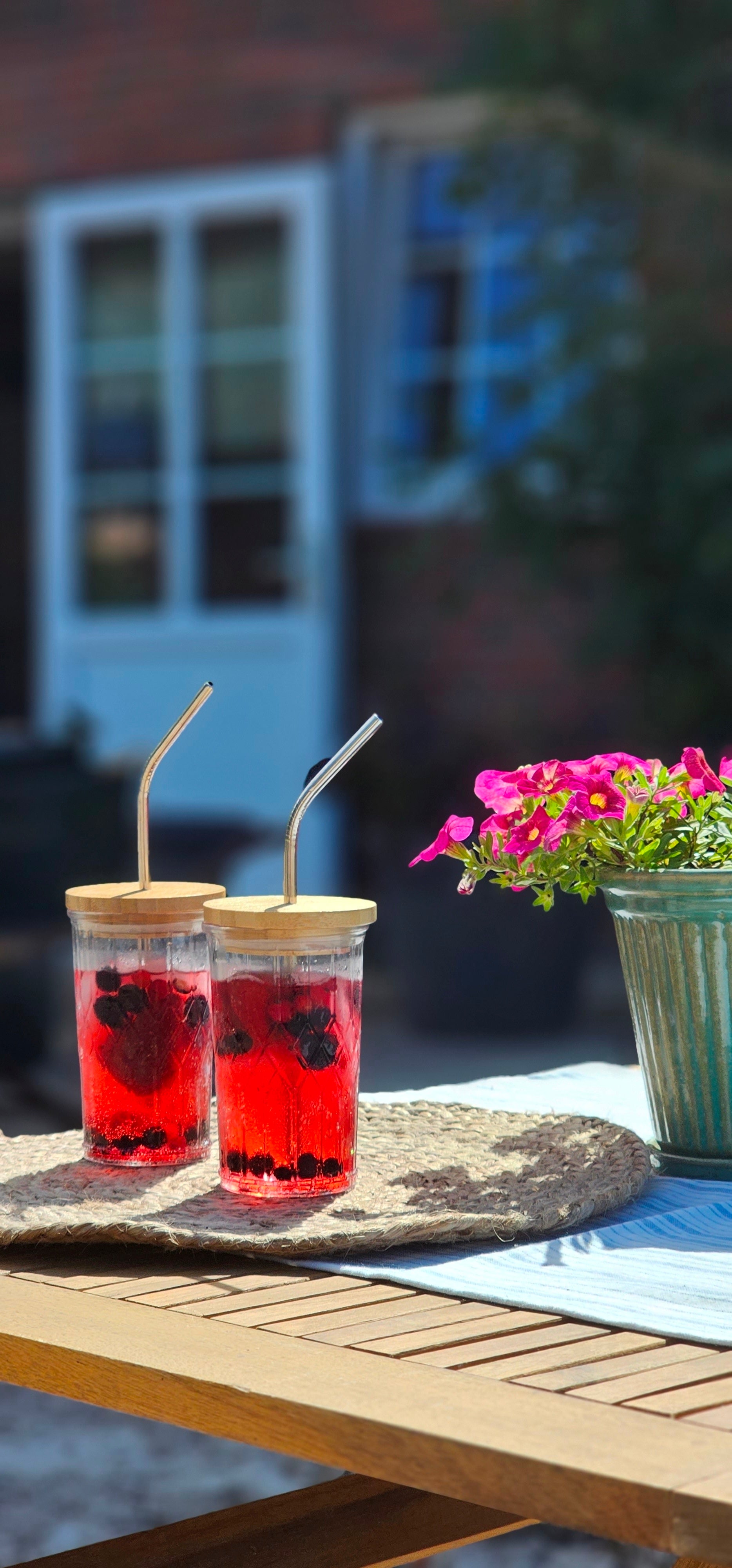 Trinkglas mit Strohhalm und Bambusdeckel