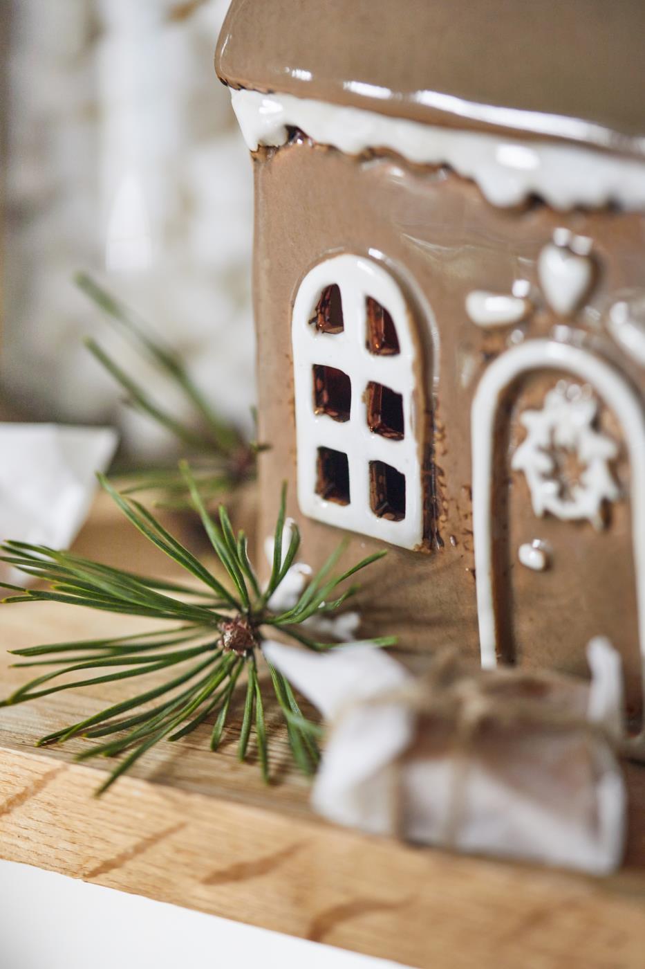 Teelichthaus Gingerbread mit Türkranz