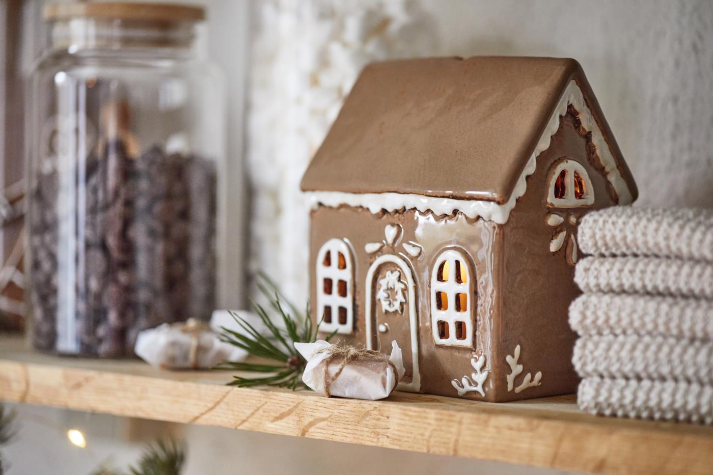 Teelichthaus Gingerbread mit Türkranz