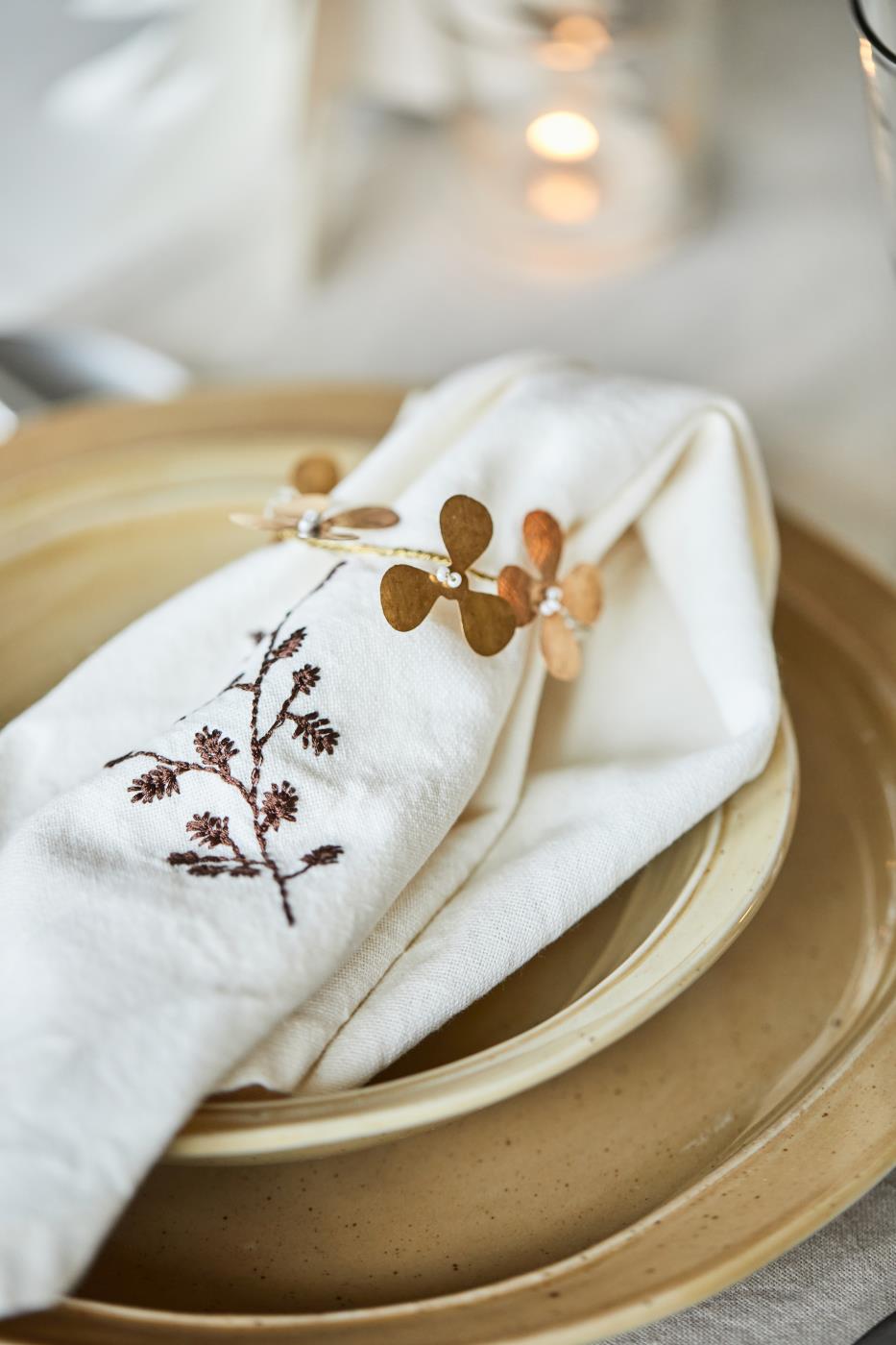 Serviettenring mit Messingblumen und Glasperlen