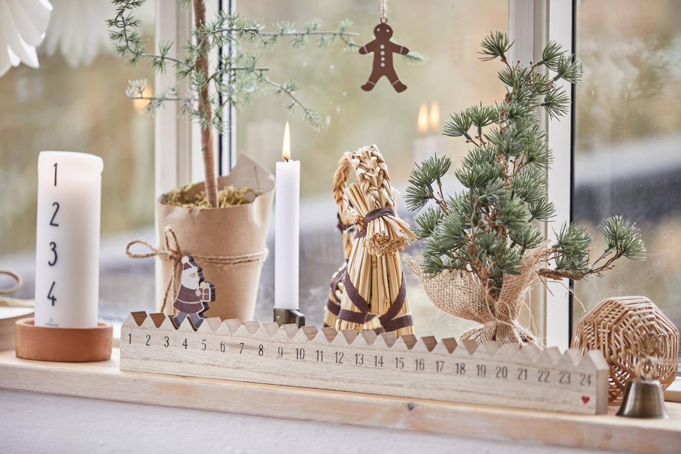 Weihnachtskalender 1-24 mit gehendem Weihnachtsmann