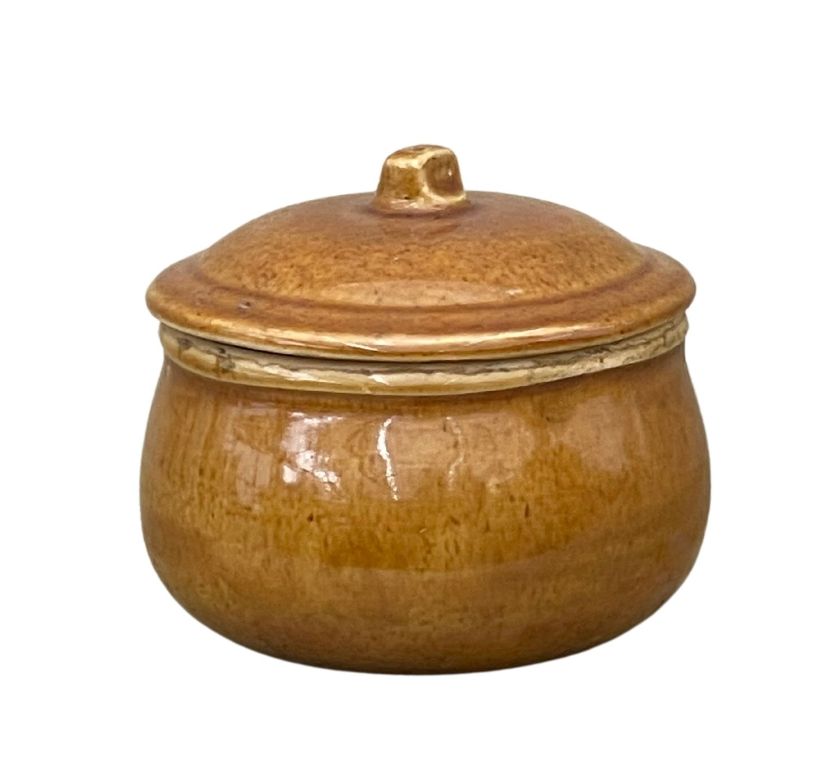 Kleiner Topf mit Deckel