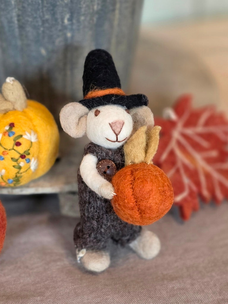 Herbstliche weiße Maus mit Kürbis und Hut