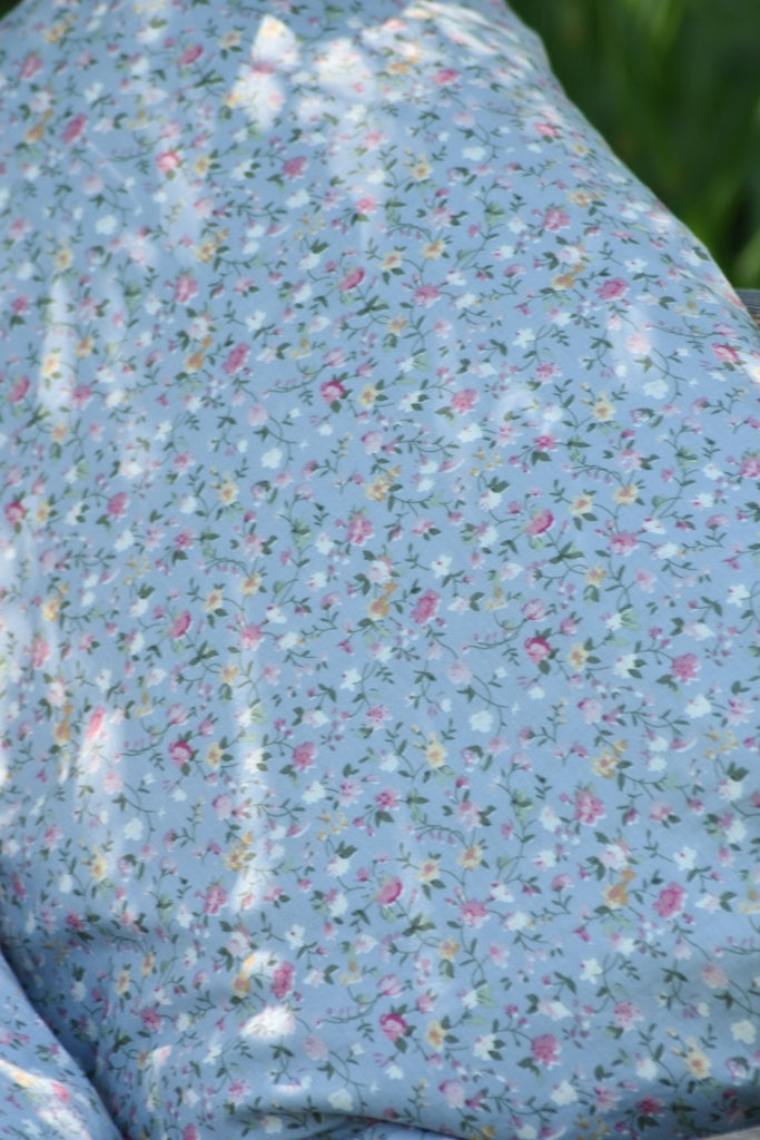Kissenbezug hellblau mit kleinen Blumen