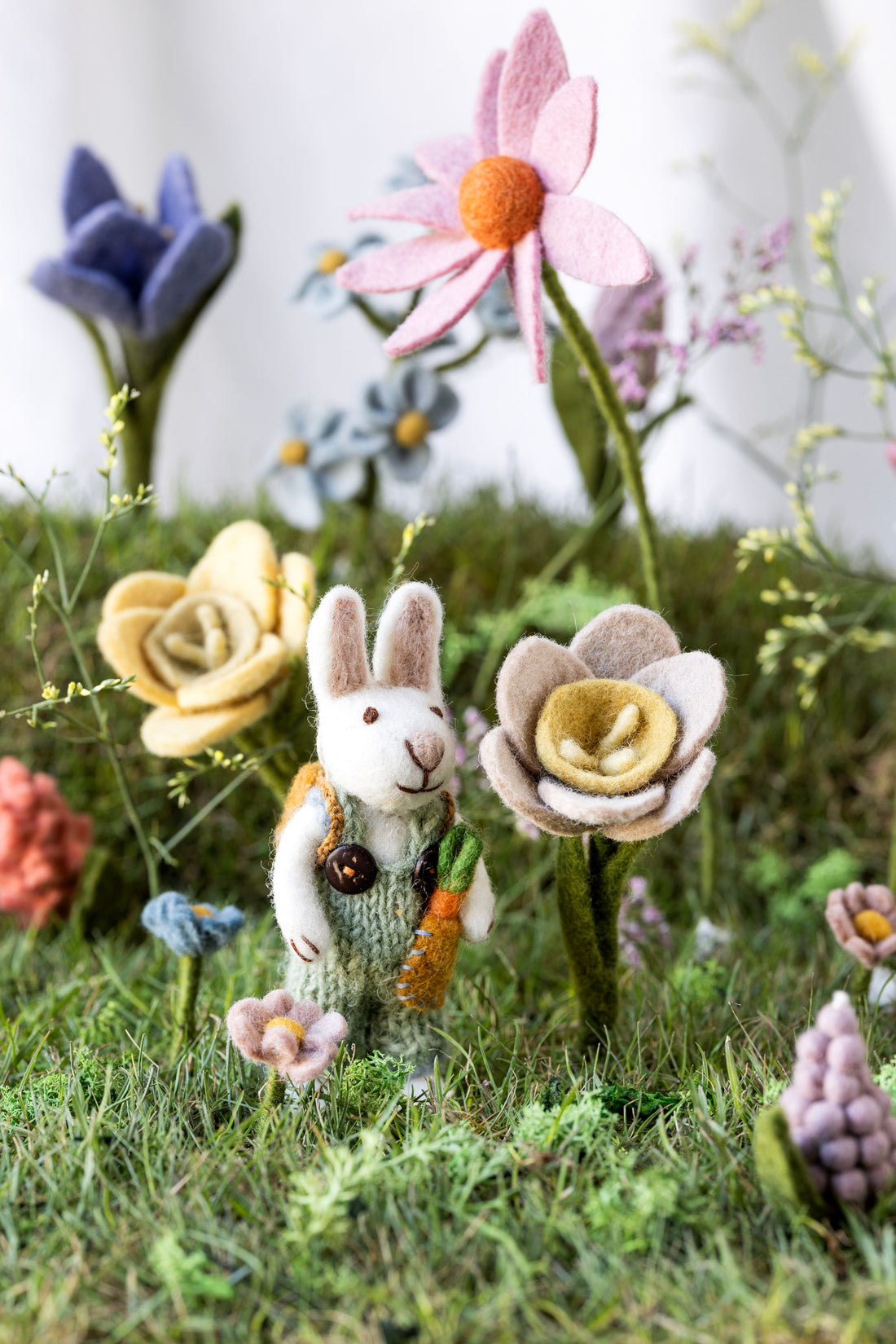 Hasenjunge aus Filz mit Karotte &amp; Rucksack