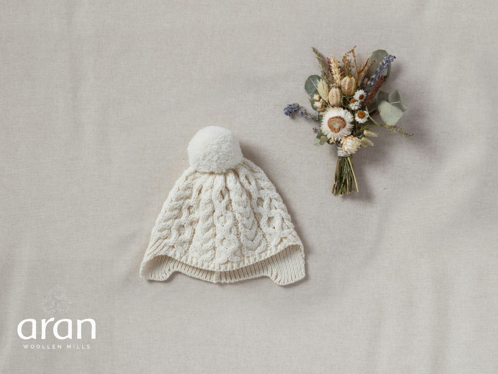 Kinder Aran Strickmütze aus Supersoft Merinowolle mit Bommel