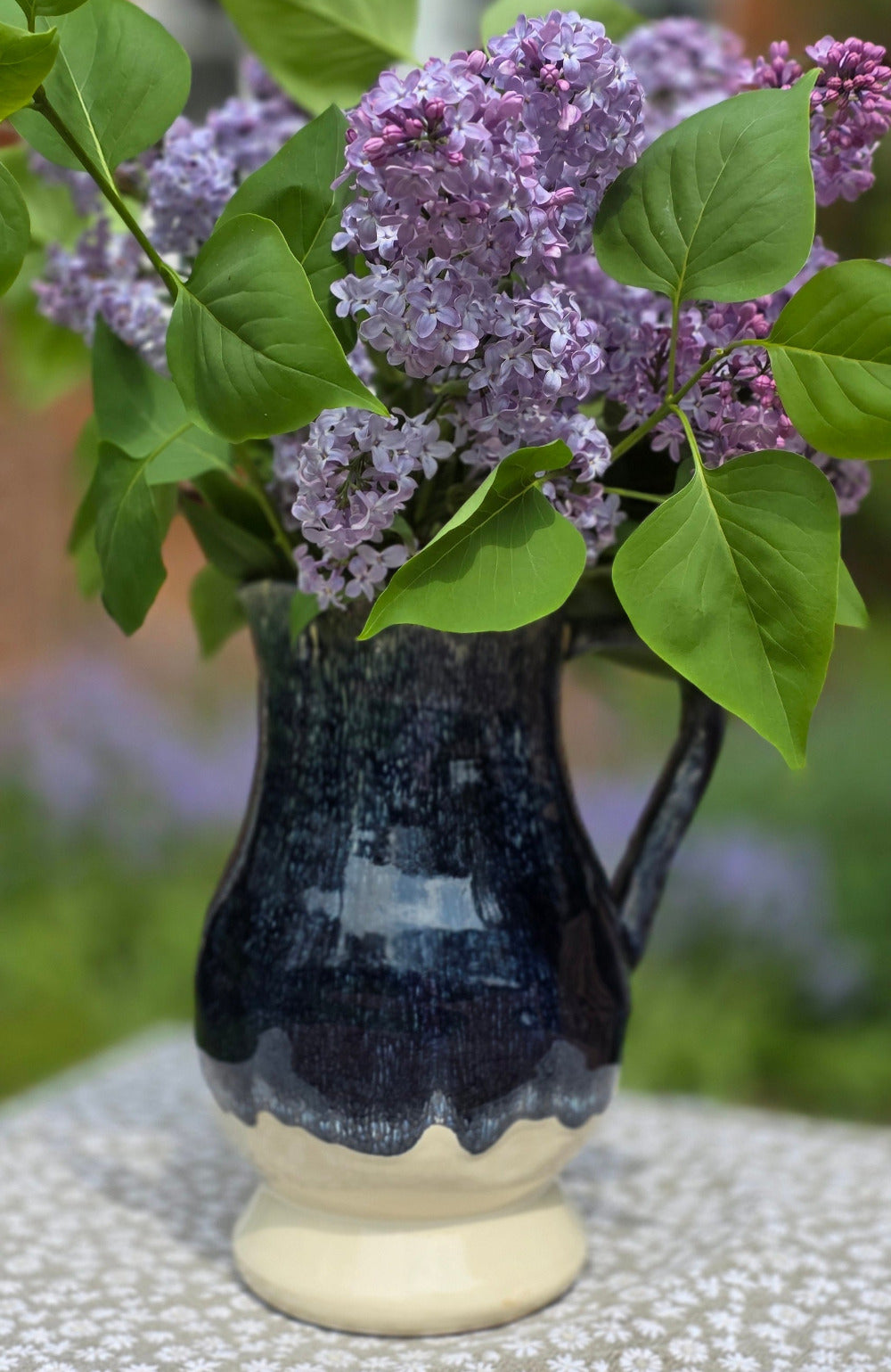 Vase mit Henkel rustikal blau Avignon – Die Alte Milchkammer