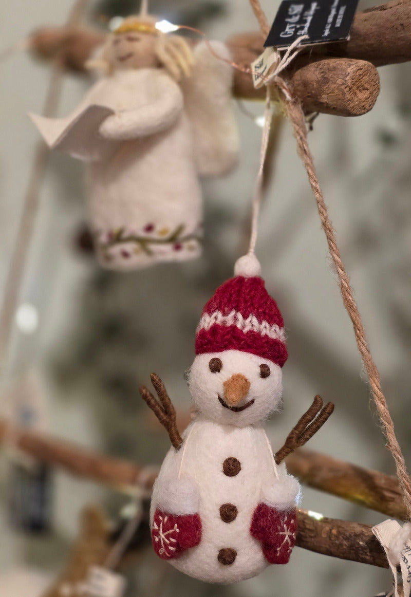 Schneemann mit roter Mütze und Handschuhen