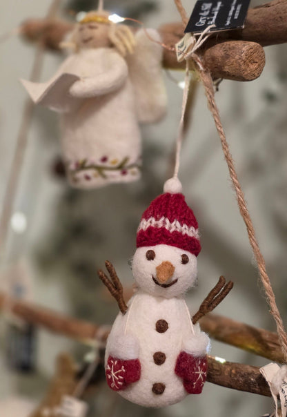 Schneemann mit roter Mütze und Handschuhen