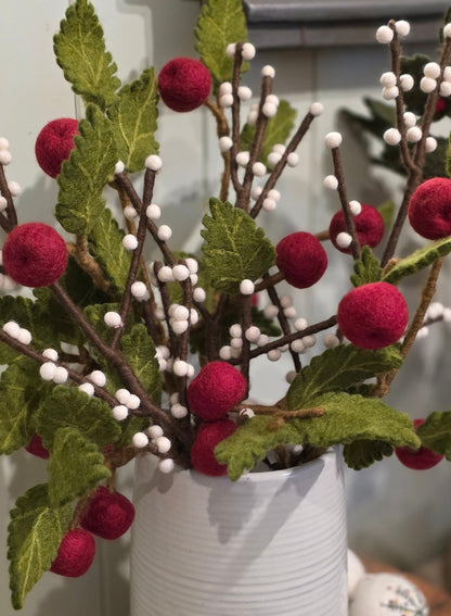 Zweig mit weißen Beeren