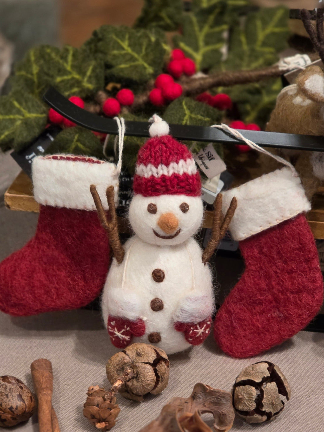 Schneemann mit roter Mütze und Handschuhen