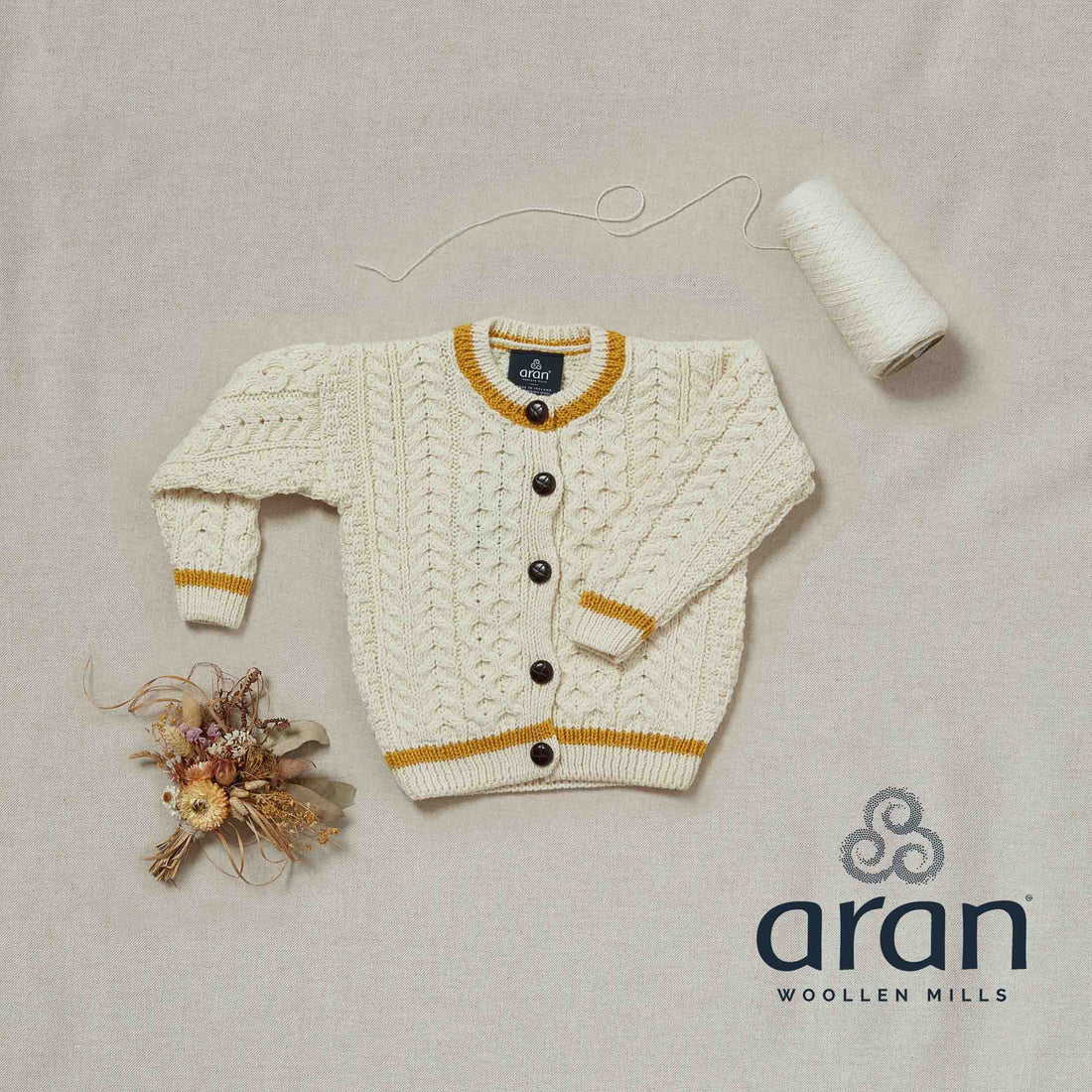 Kinder Aran-Strickjacke – mit orange-gelben Streifen, 100 % Merinowolle