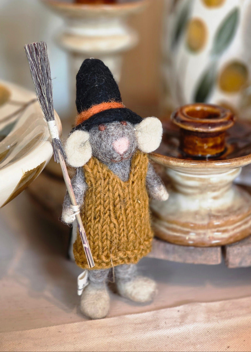 Kleine graue Maus mit Besen und ockerfarbenem Kleid