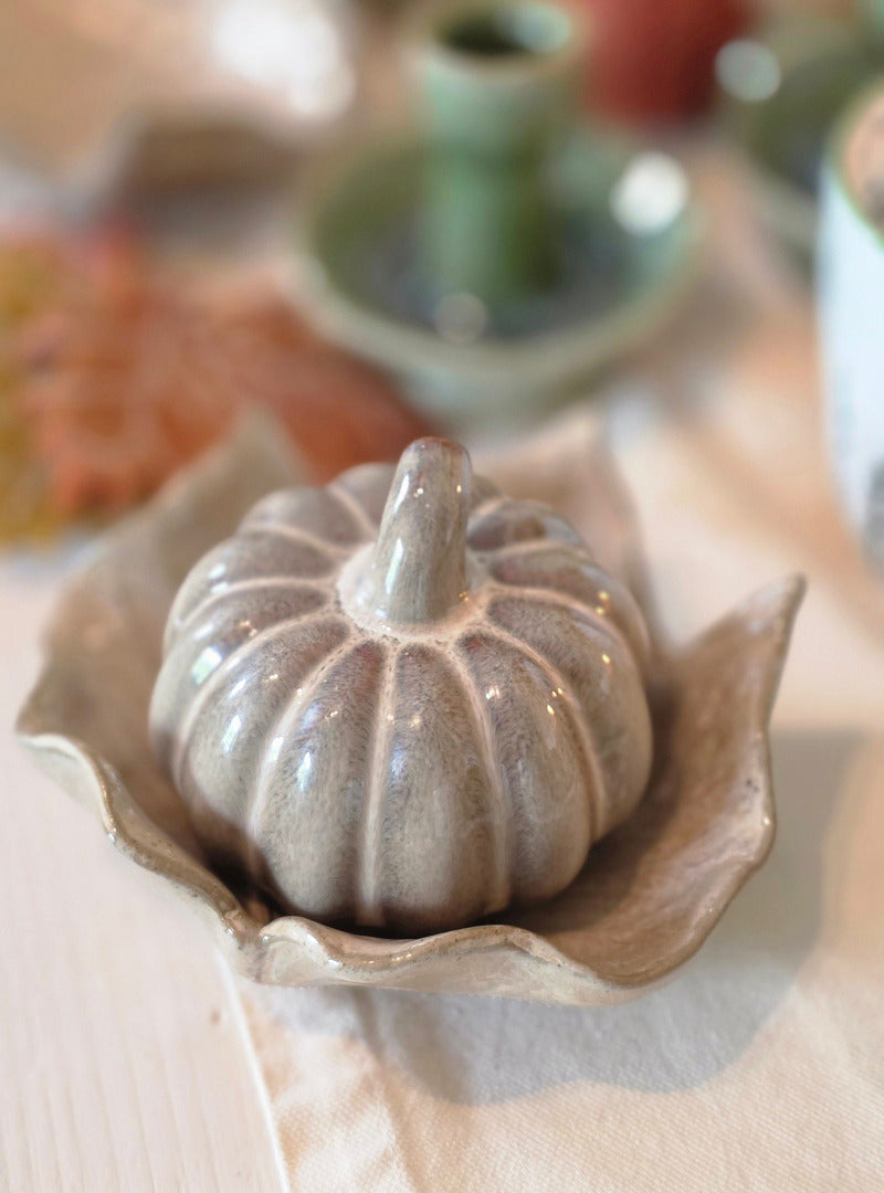 Herbstliche Schale in Laubblattform