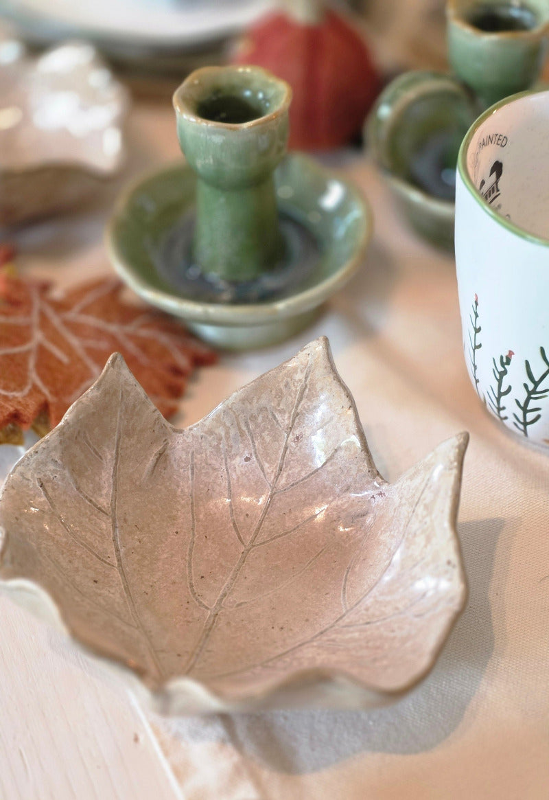 Herbstliche Schale in Laubblattform
