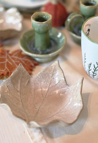 Herbstliche Schale in Laubblattform