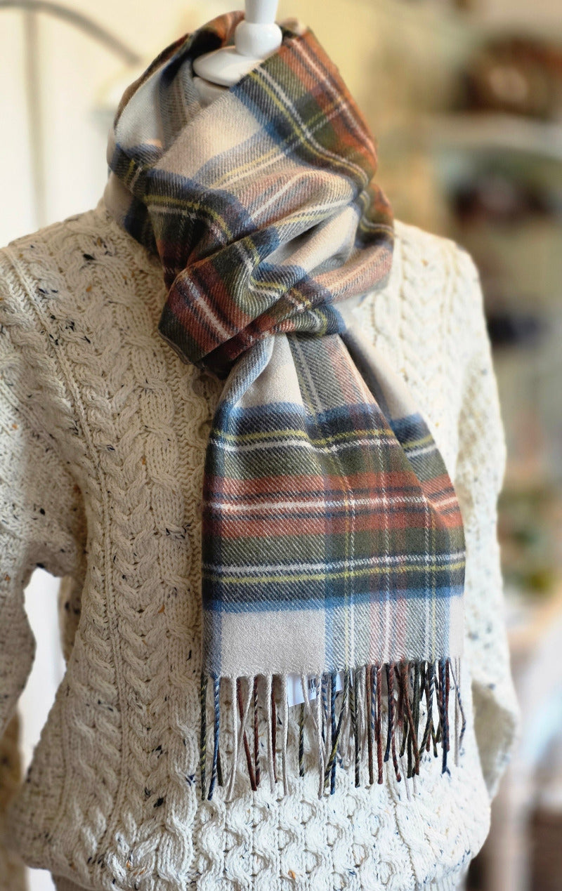Darwin Stewart Dress Praline Oversized Lambswool Schal