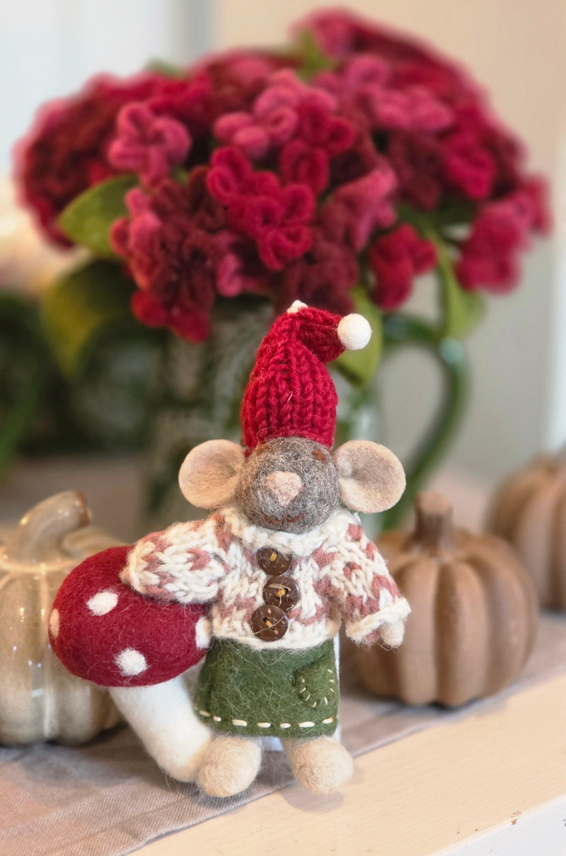 Graue Weihnachtsmaus mit Fliegenpilz
