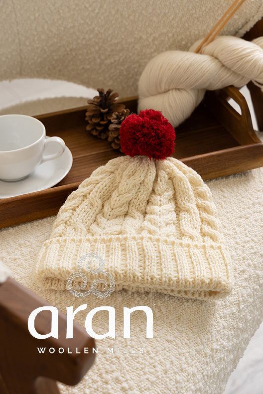 Aran Strickmütze aus Merinowolle mit Bommel