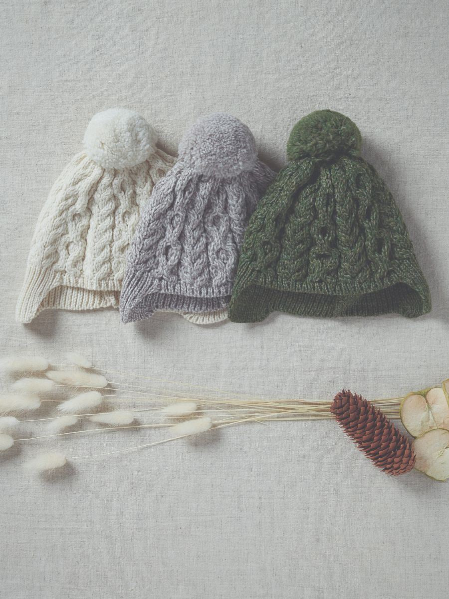 Kinder Aran Strickmütze aus Supersoft Merinowolle mit Bommel