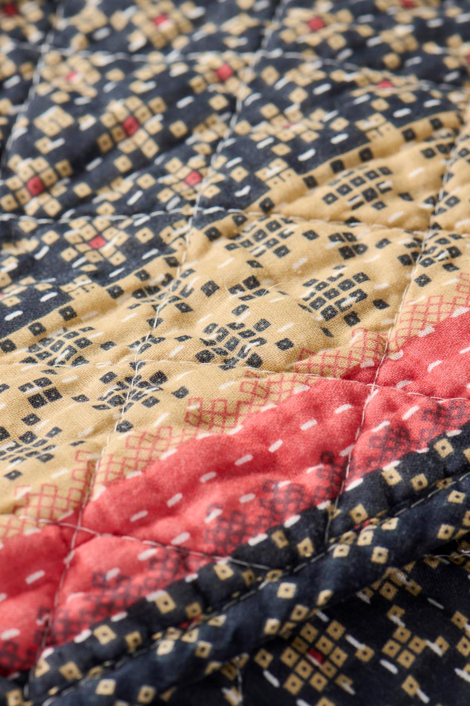Quilt dunkelblau mit rosa und naturfarbigem Muster