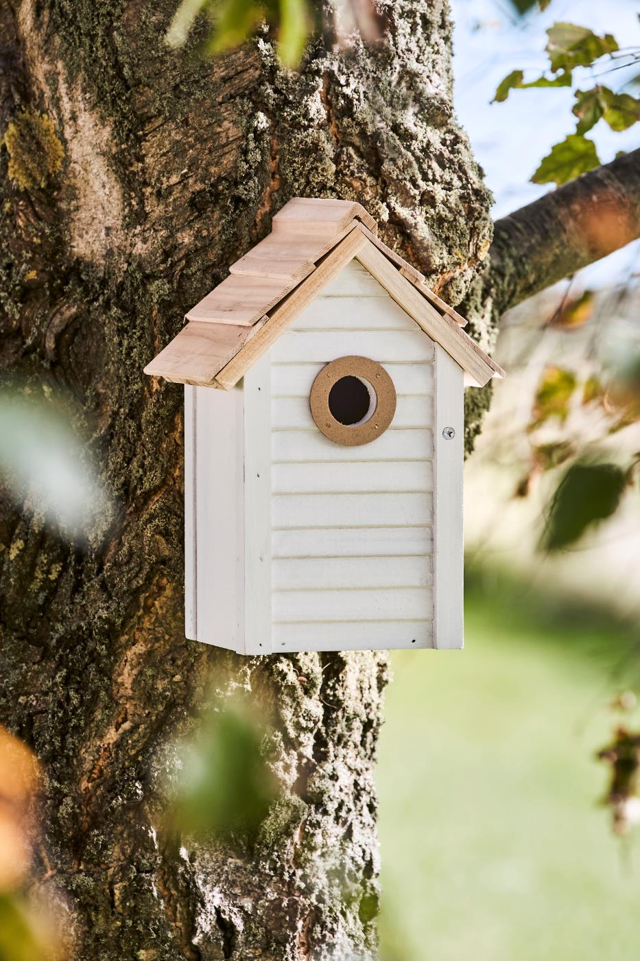 Vogelhaus weiß mit naturfarbigem Dach