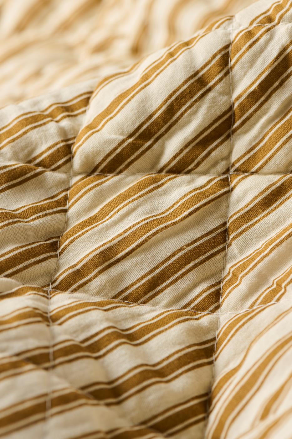 Quilt Sand mit ockerfarbenen Streifen