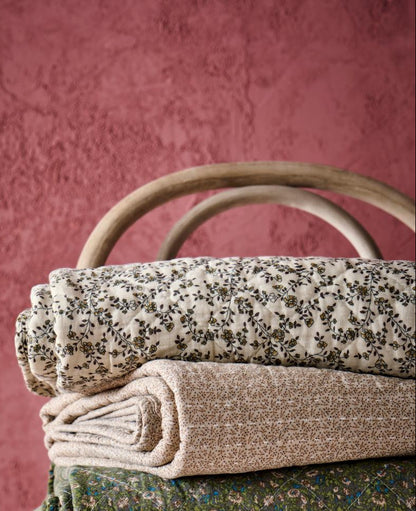 Quilt creme mit braunen Blumenranken