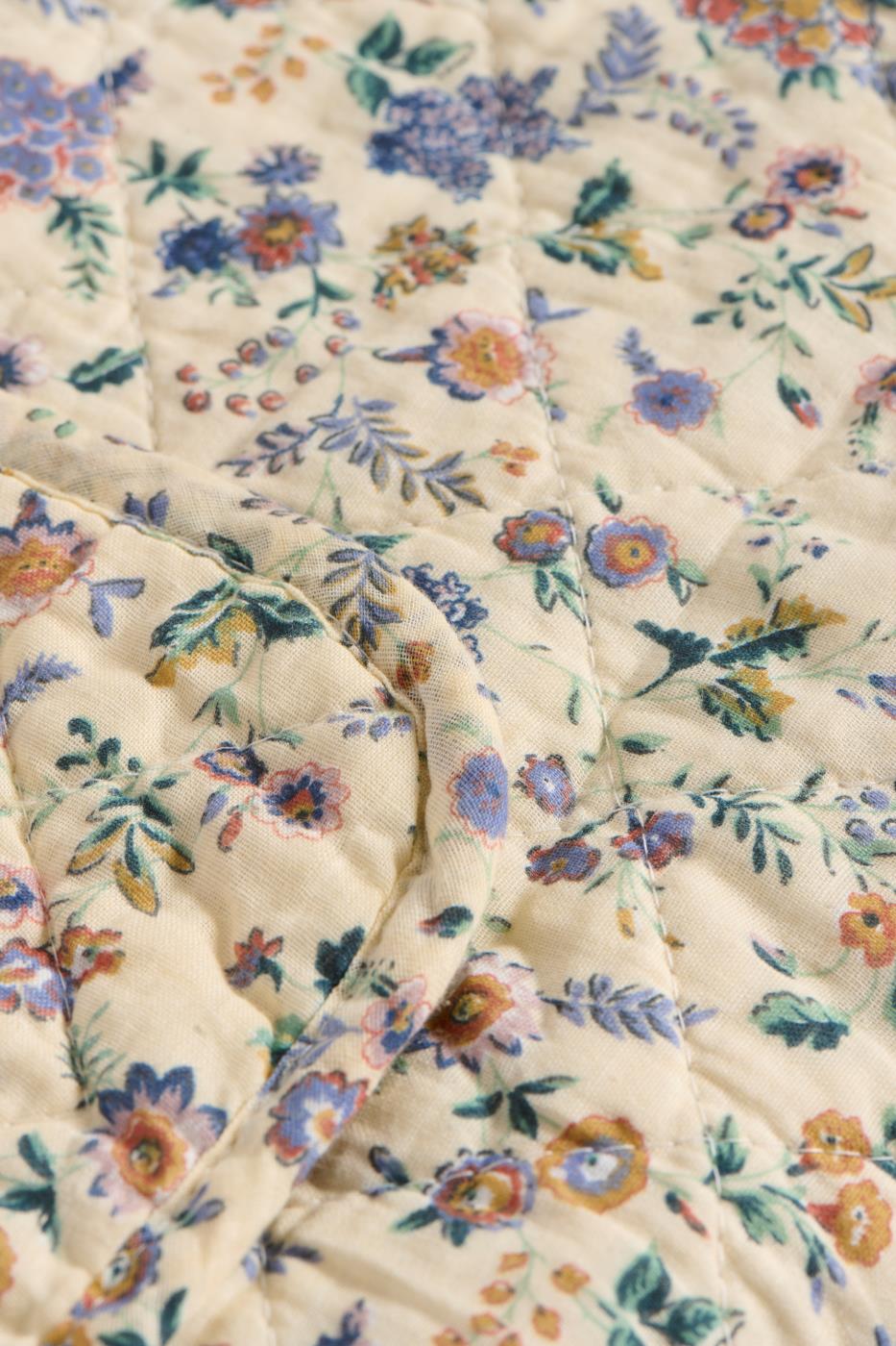 Quilt mit lila und braunen Blumen