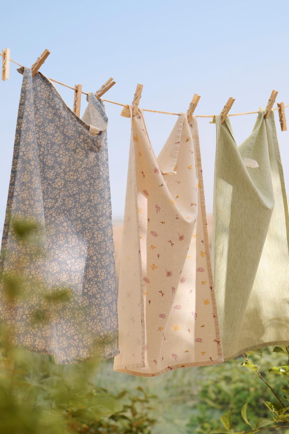 Geschirrtuch Ofelia natur mit rosa und gelben Blumen und Schmetterlingen