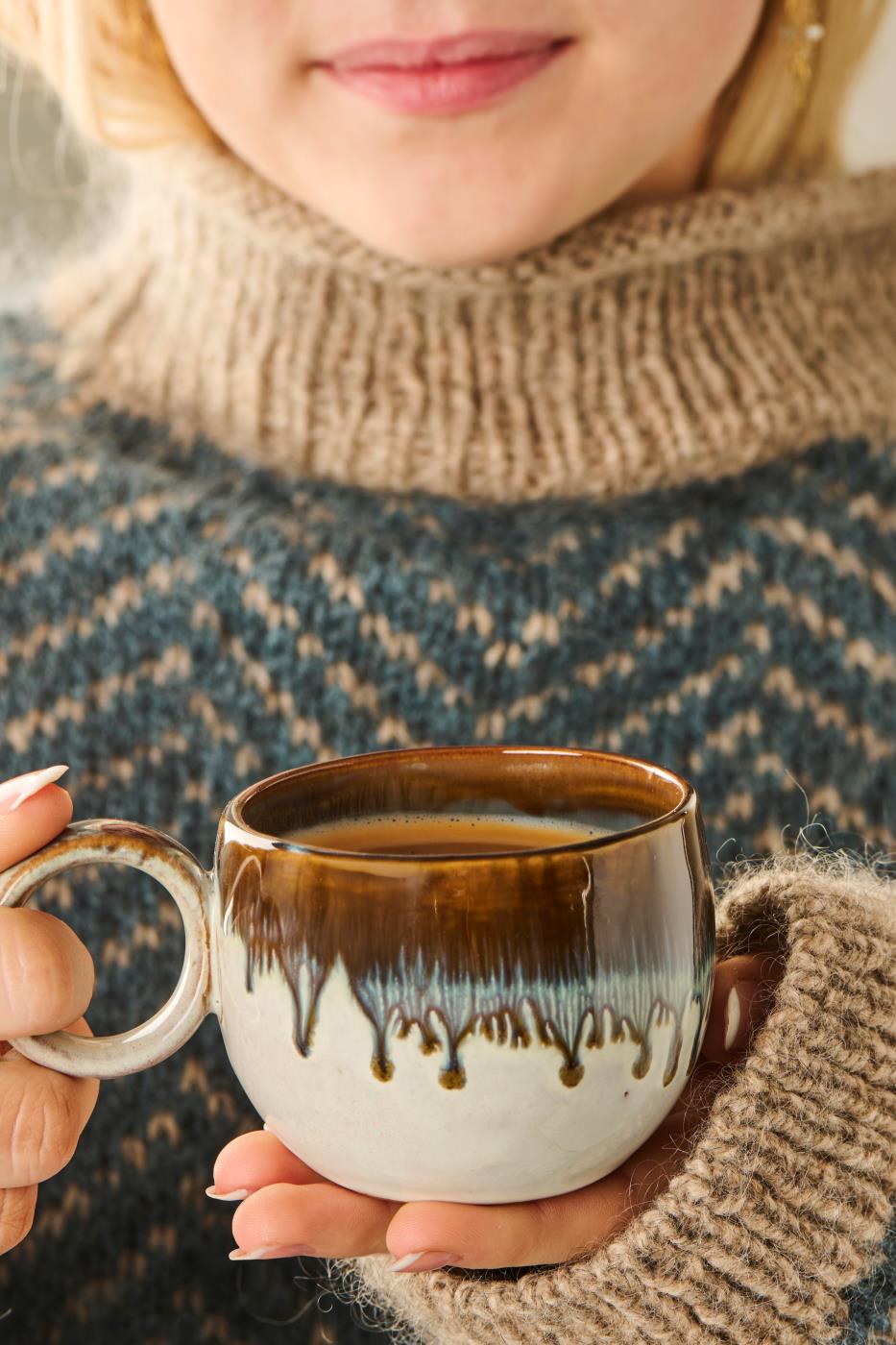 Tasse Vallvik erdig mit blauer Laufglasur