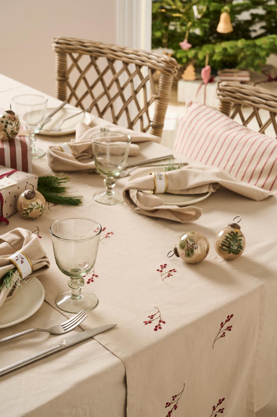 Tischläufer Tradition mit Winterbeerenzweigen