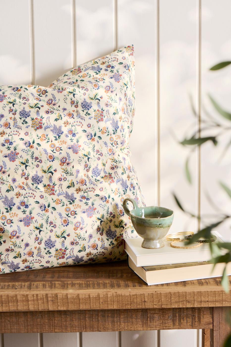 Kissenbezug mit lila und braunen Blumen