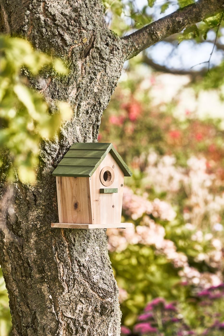 Vogelhaus naturfarbig mit grünem Dach