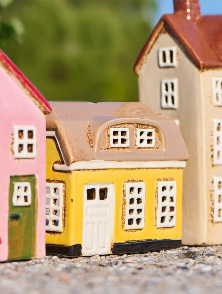 Teelichthaus Ebeltoft sonnengelb weiße Tür