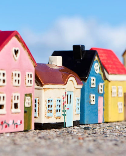 Teelichthaus Ebeltoft hellblaue Tür Stockrosen