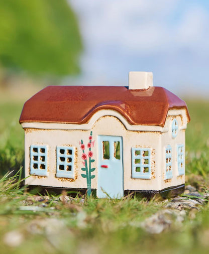 Teelichthaus Ebeltoft hellblaue Tür Stockrosen