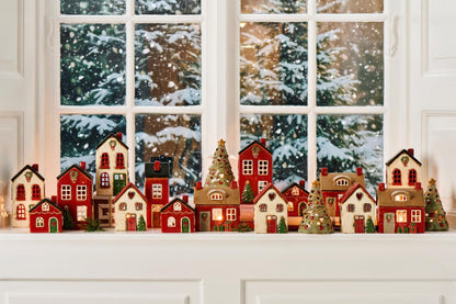 Teelichthaus Stillenat mit Tannenbaum vor dem Haus