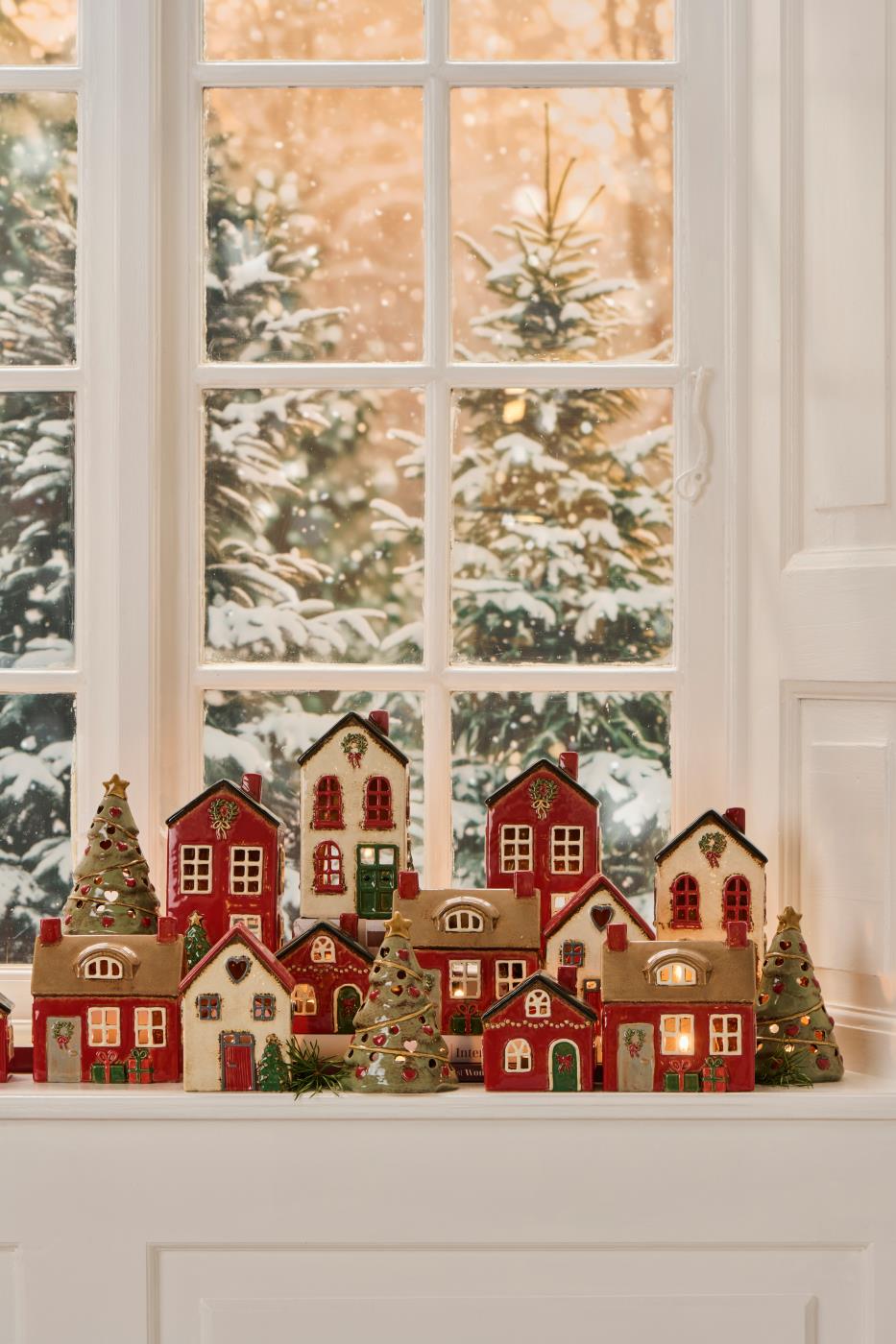 Teelichthaus Stillenat rotes Dach und Tannenbaum vor dem Haus
