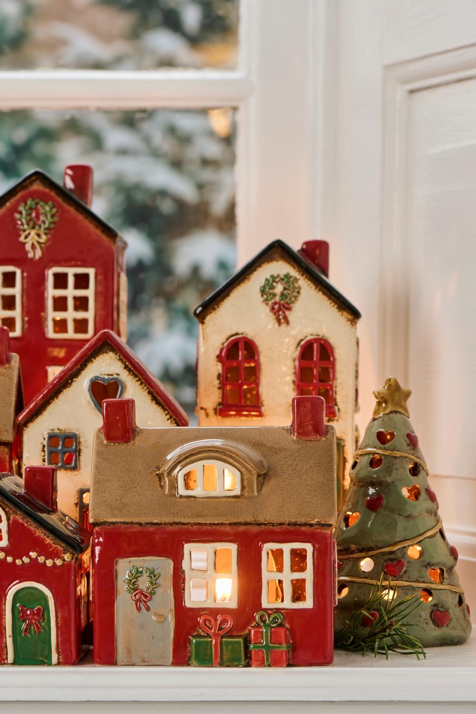 Teelichthaus Stillenat mit Türkranz und Geschenken