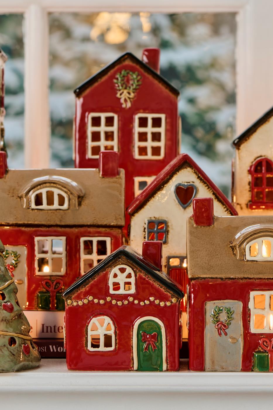 Teelichthaus Stillenat mit roter Schleife auf Tür