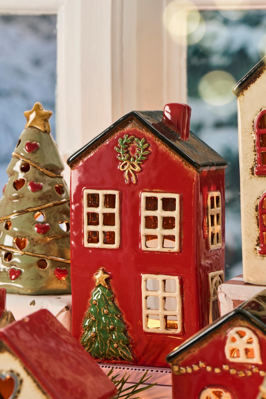 Teelichthaus Stillenat mit Tannenbaum vor dem Haus