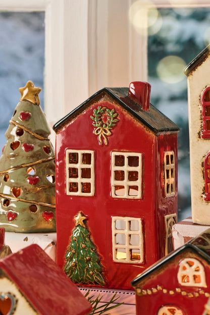 Teelichthaus Stillenat mit Tannenbaum vor dem Haus