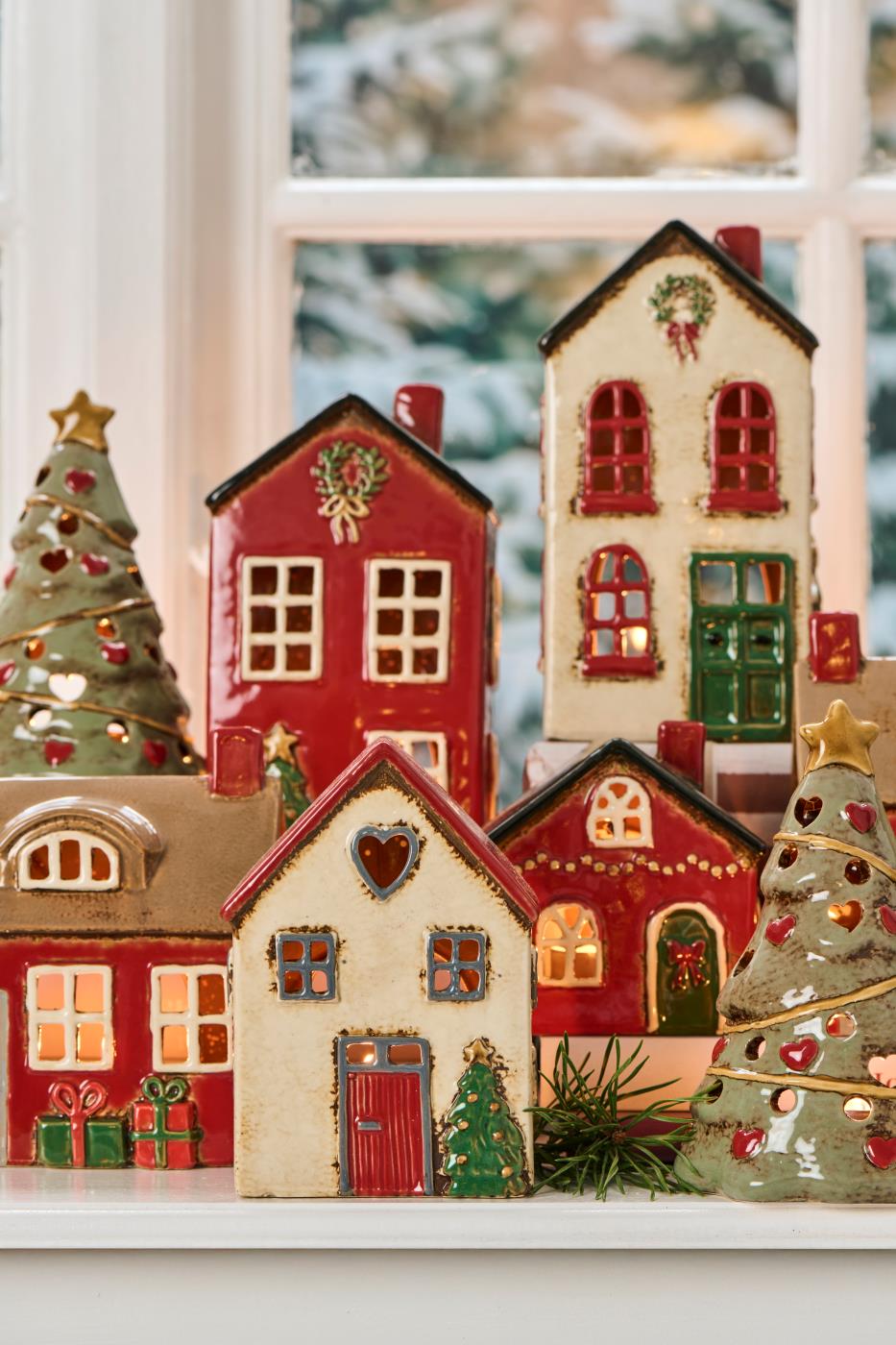 Teelichthaus Stillenat rotes Dach und Tannenbaum vor dem Haus