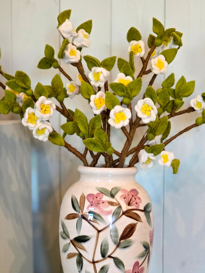 Apfelzweig mit Blüten