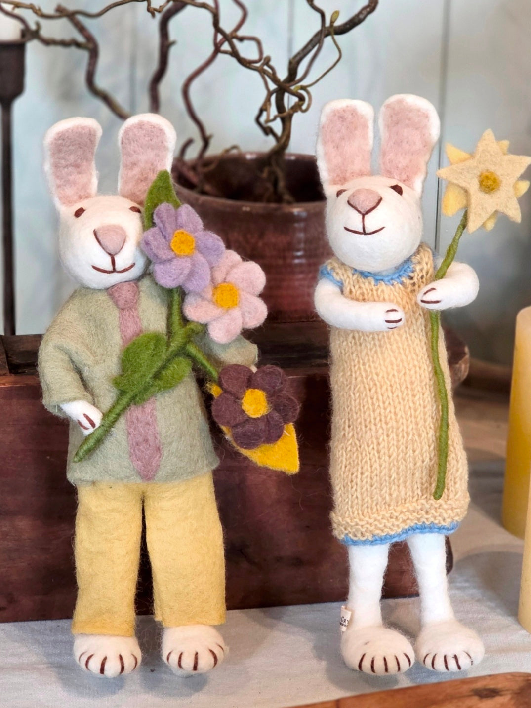 Großer Hase mit gelbem Kleid und Blume