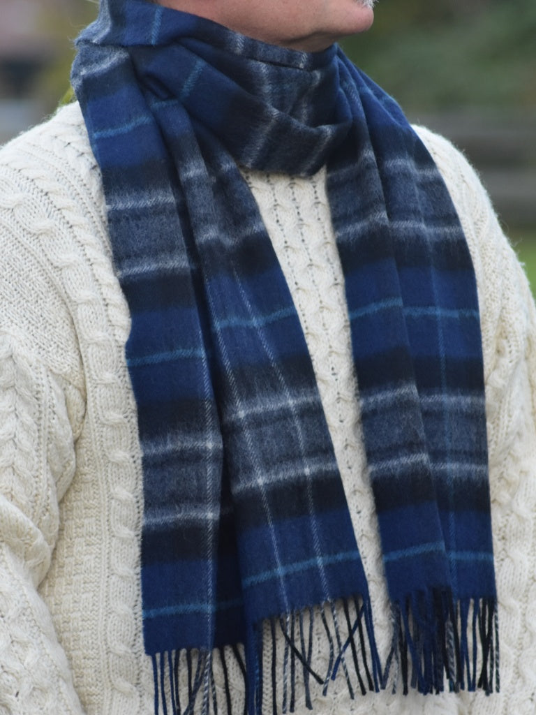 Darwin MacRae Hunting Blue Tartan Oversized Lambswool Schal