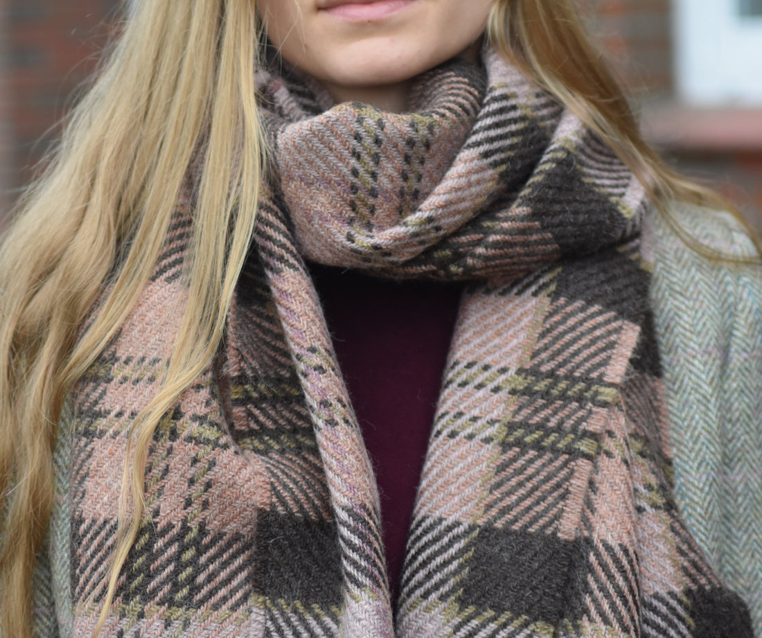 Fearne British Wool Lochaber Blush Schal