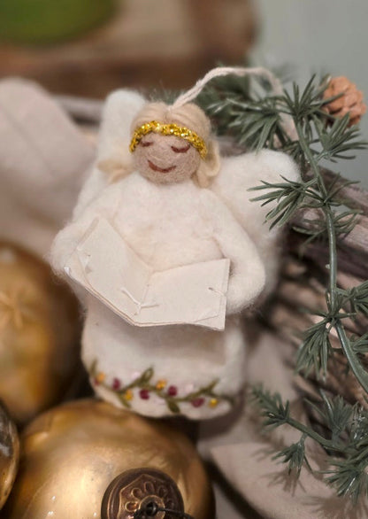 Kleiner Engel mit Stickerei und Buch