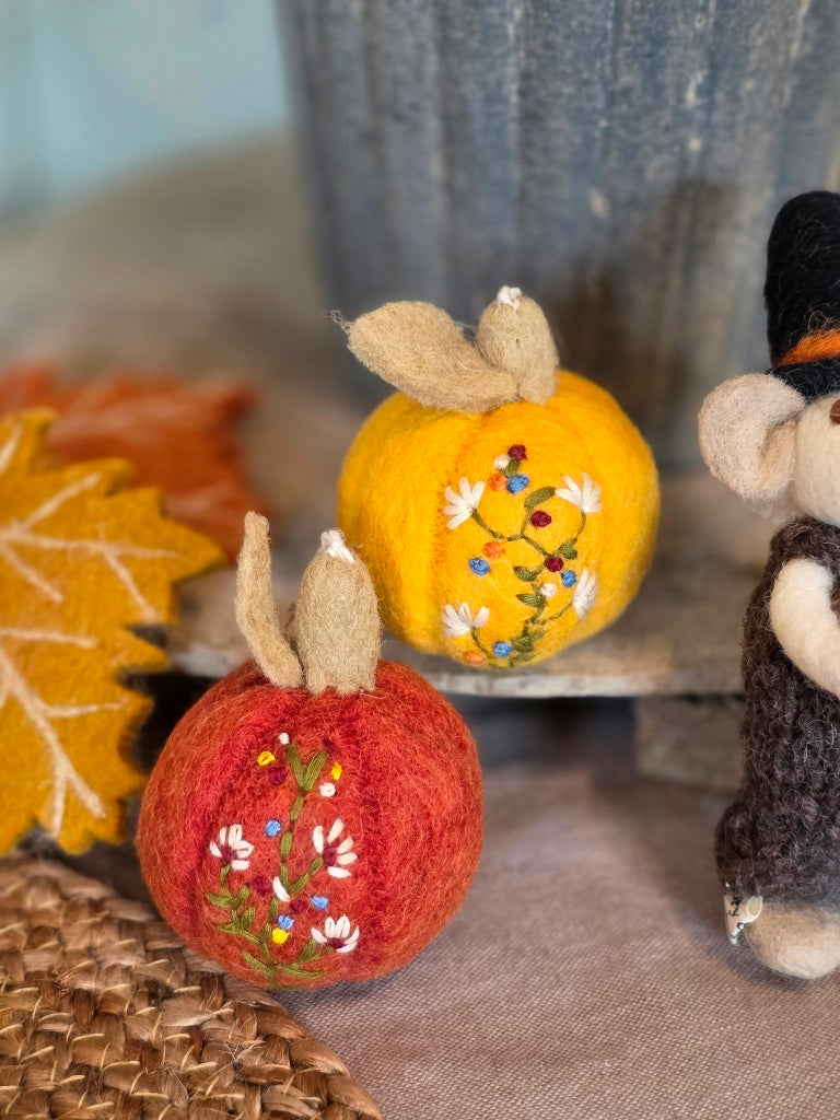 Kürbis mit Stickerei Orange-gelb